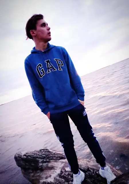 Я Артём, 23, из Энгельса, ищу знакомства без обязательств