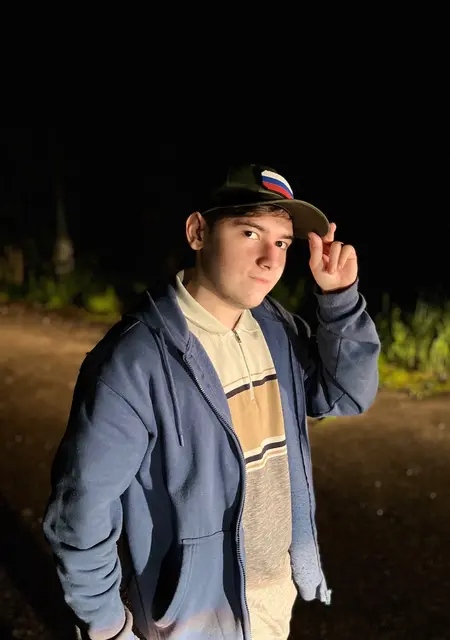 Я Денис, 21, из Орла, ищу знакомства без обязательств