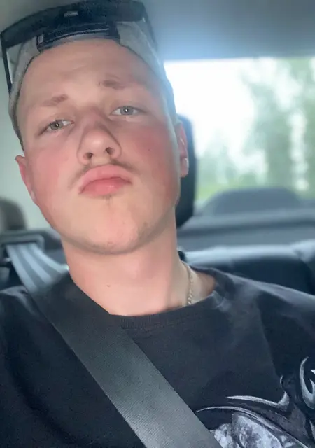 Я Андрей, 20, из Каменска-Уральского, ищу знакомства без обязательств