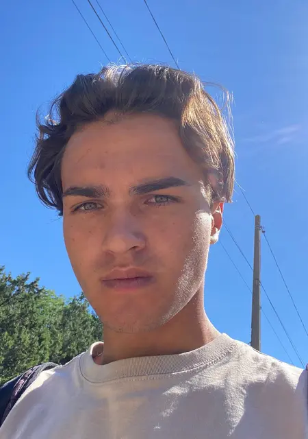 Я Антон, 22, из Симферополя, ищу знакомство для общения