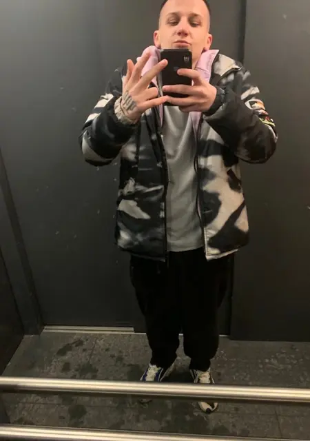 Я Гриша, 22, из Серпухова, ищу знакомство для приятного времяпровождения