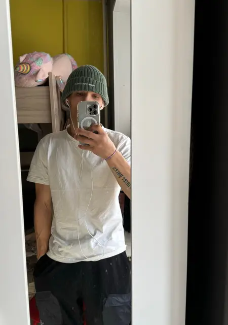 Акимбо из Мирного, ищу на сайте знакомства на одну ночь