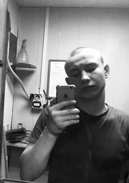 Я Иван, 21, из Невинномысска, ищу знакомства на одну ночь